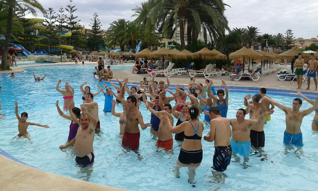 Un grupo de participantes en el agua al ritmo de la música