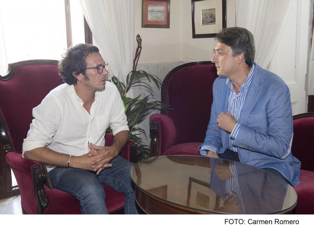 Alberto Ríos y 'Kichi' González conversan sentados en el despacho del alcalde