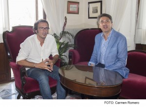 Alberto Ríos y 'Kichi' González sentados en el despacho del alcalde