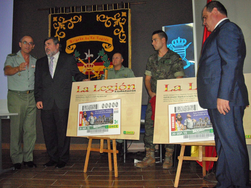 Los directores de la ONCE en Granada y Almería presentando el cupón a las autoridades militares