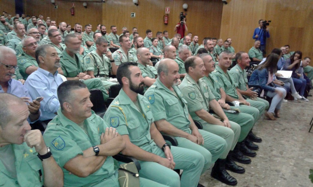 Aspecto general de un salón de actos abarrotado de mandos militares 