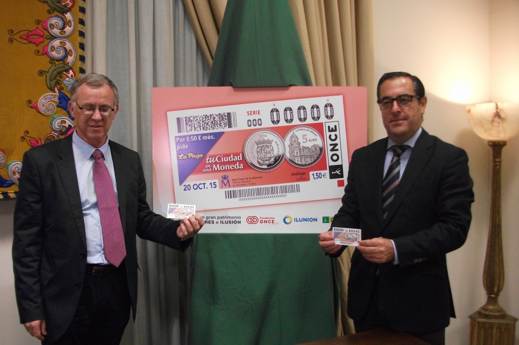 A la izquierda, el director de la ONCE en Málaga, José Miguel Luque y a la derecha, el subdelegado del Gobierno en Málaga, Miguel Briones Artacho durante la presentación del cupón del sorteo del día 20 de octubre ‘Tu ciudad en una moneda’ dedicado a la catedral de Málaga 