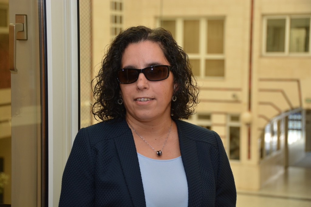 Primer plano de Isabel Viruet con el fondo del patio de la Delegación Territorial