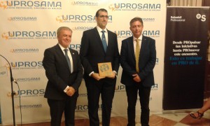 Al centro Miguel Gil Sánchez, afiliado malagueño, recibiendo el Premio a la superación de la mano de dos representantes de UPROSAMA (Unión de Profesionales Sanitarios de Málaga)