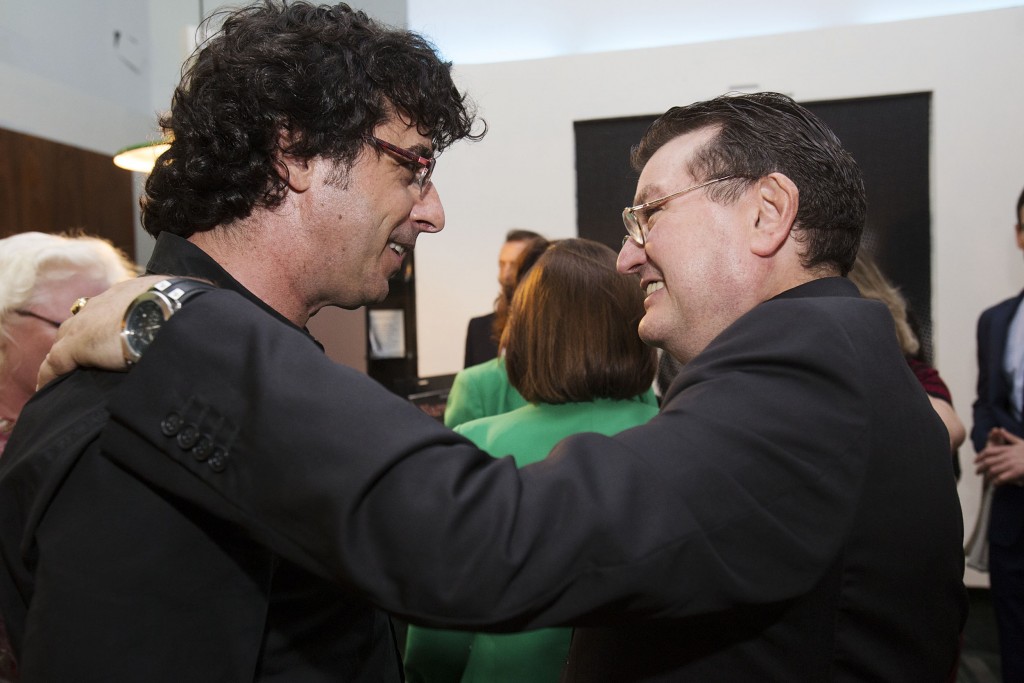 A la izquierda, el periodista gráfico, Emilio Morenatti, saluda al director general de la ONCE, Ángel Sánchez, situado a la derecha. 