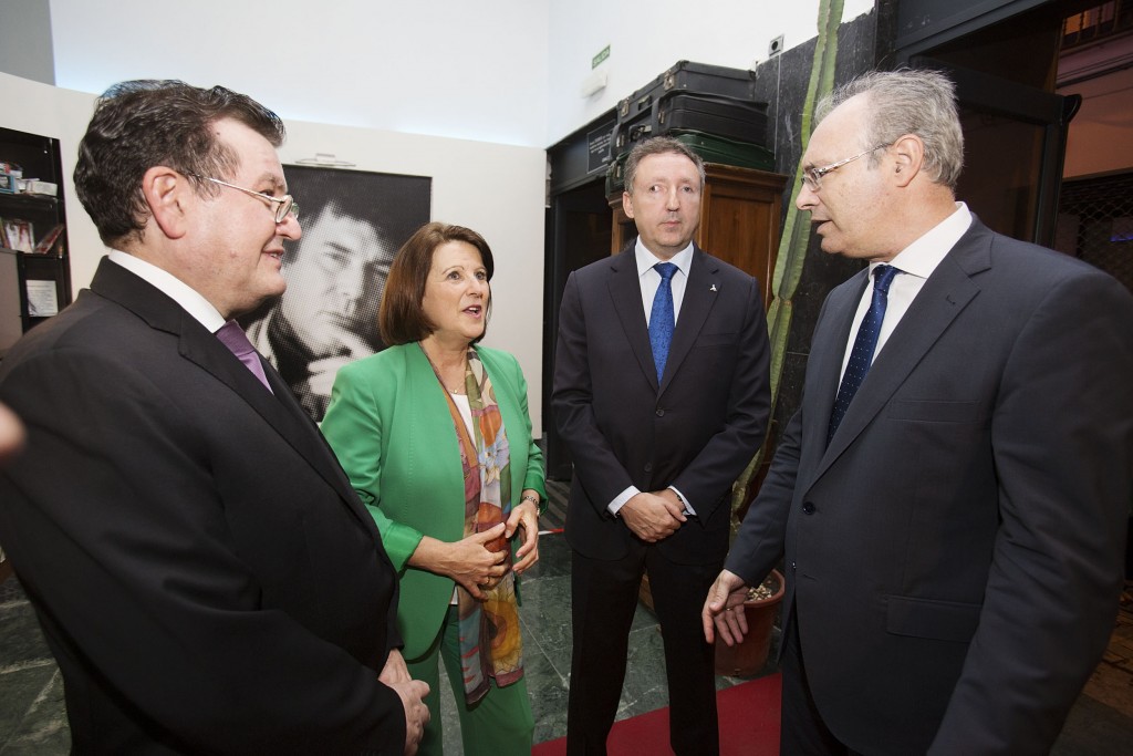 De izquierda a derecha: Ángel Sánchez, el director general de la ONCE, la consejera de Igualdad y Políticas Sociales, María José Sánchez Rubio, el delegado territorial de la ONCE en Andalucía, Cristóbal Martínez y el presidente del Parlamento andaluz, Juan Pablo Durán en el Teatro Quintero de Sevilla
