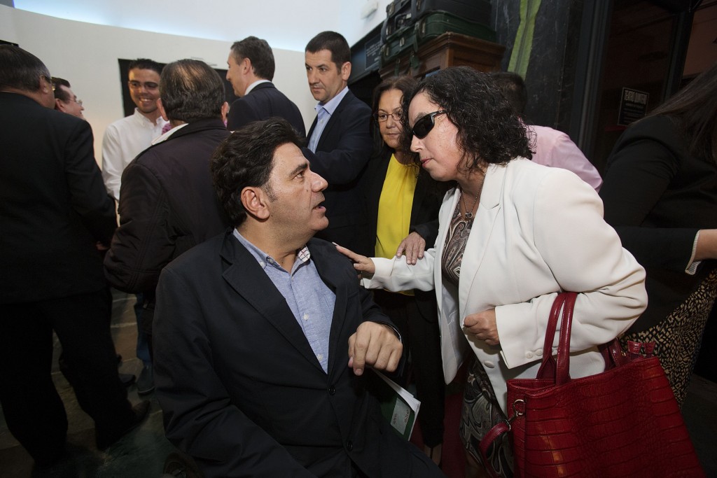 La presidenta del Consejo Territorial de ONCE  Andalucía, Ceuta y Melilla, Isabel Viruet, saluda al director general de Personas con Discapacidad de la Junta de Andalucía, Gonzalo Rivas