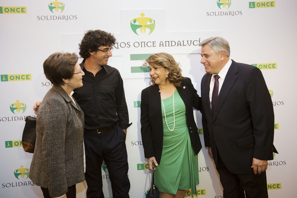 A la derecha, María José Palomino, presidenta de la Congregación de Adoratrices de Almería junto con el periodista gráfico, Emilio Morenatti. A la izquierda, Pilar Sepúlveda, vocal del Consejo General del Poder Judicial junto con José María Urbano, presidente del Consejo Rector de Covirán
