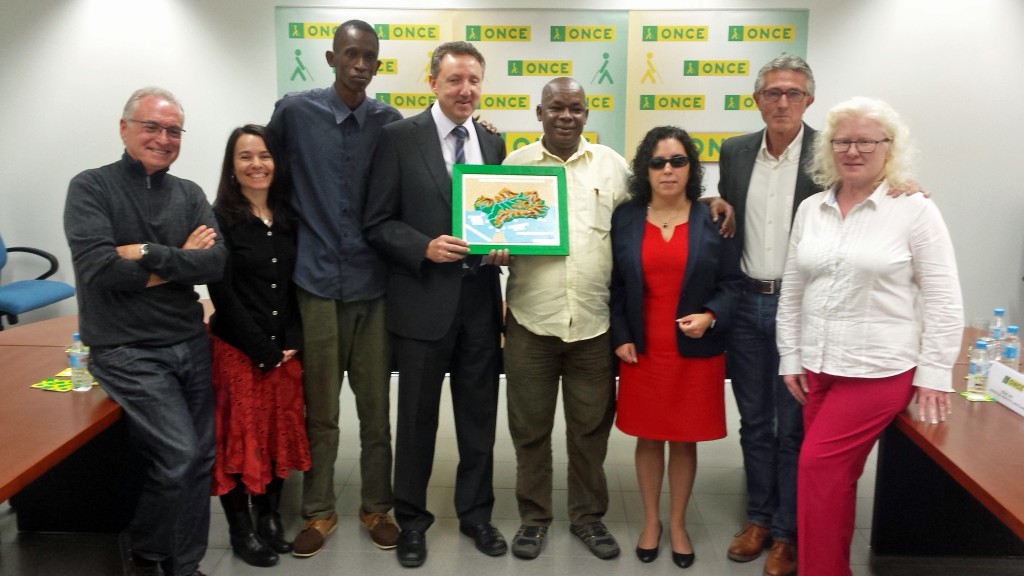 Foto de familia en el claustro del CRE con todos los participantes