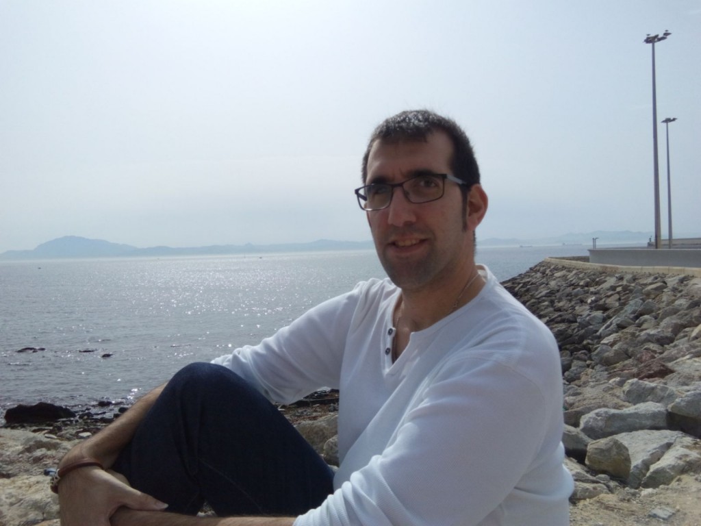 Retrato de Miguel Gil, fisiotrapeuta malagueño, afiliado a la ONCE en la playa de su localidad 