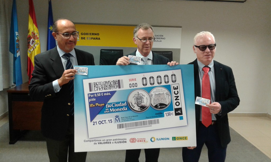 A la izquierda el delegado del Gobierno en Melilla, Abdemalink El-Barkani Abdelkader, al centro, el director de la ONCE en Málaga, José Miguel Luque, y a la derecha,  el director de la Agencia de la ONCE en Melilla, Carlos Alberto Gordillo durante la presentación del cupón 'Tu ciudad en una moneda' dedicado a la Plaza Menéndez Pelayo de  Melilla. 