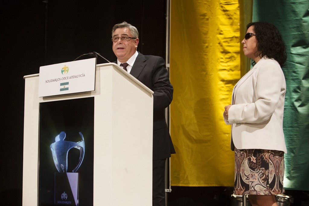 A la izquierda, José María Urbano, presidente del Consejo Rector de Covirán interviene en el acto de los Premios ONCE 2015. A la derecha, la presidenta del Consejo Territorial ONCE Andalucía, Isabel Viruet, encargada de entregarle el premio. 