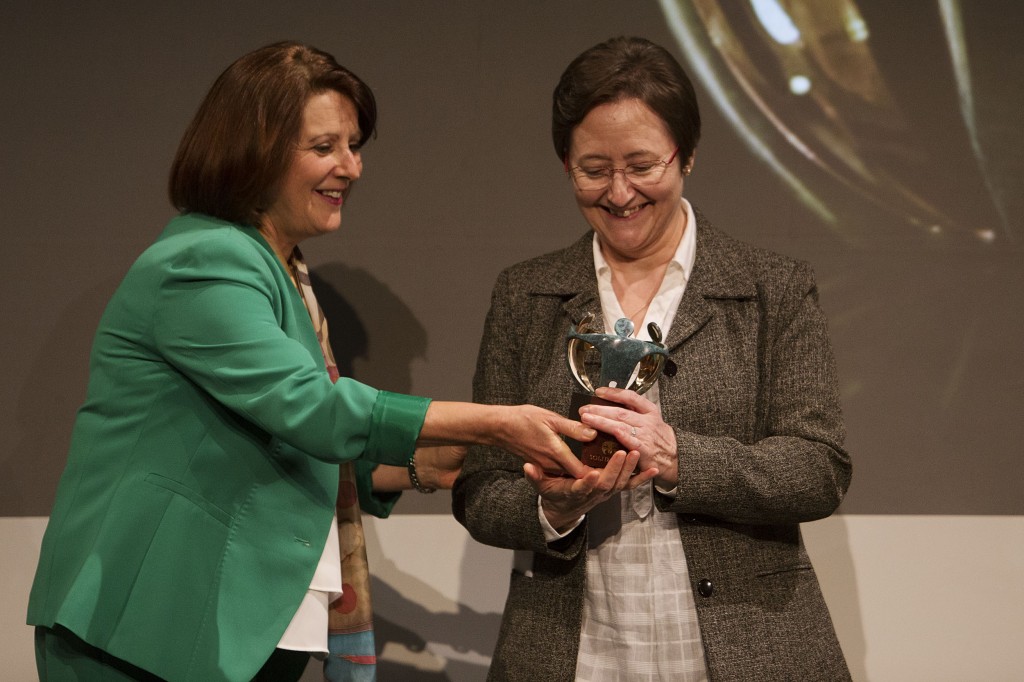 A la izquierda, la consejera de Igualdad y Políticas Sociales, María José Sánchez Rubio, entrega el premio Solidarios ONCE 2015 a la presidenta de la Congregación de Adoratrices de Almería, María José Palomino, situada a la derecha. 
