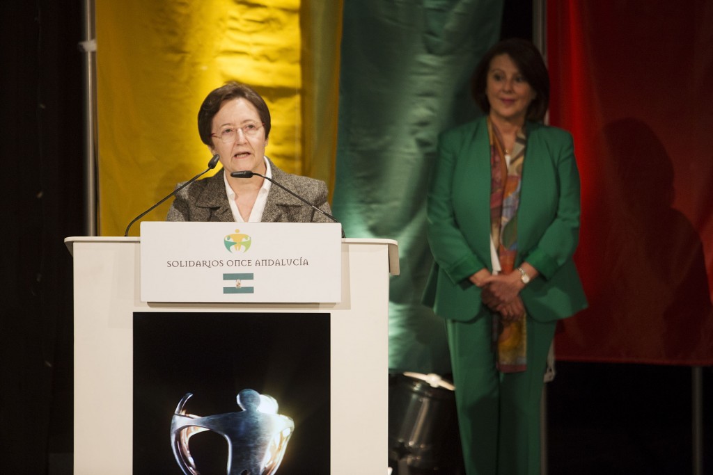 Interviene la presidenta de la Congregación de Adoratrices de Almería, María José Palomino tras la entrega del premio Solidarios ONCE. Detrás de la María José Palomino se sitúa la consejera de Igualdad y Políticas Sociales, María José Sánchez, encargada de otorgarle el galardón. 