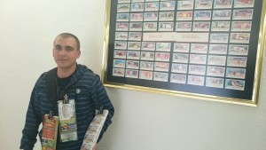 Antonio Manuel Hernández Díaz en su punto de venta situado en La Corredera, a las afueras de Baza (Granada)