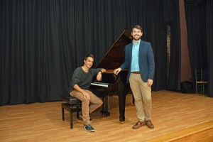 Álvaro Bernal y Víctor Gómez junto al piano en el escenario del salón de actos de la DT