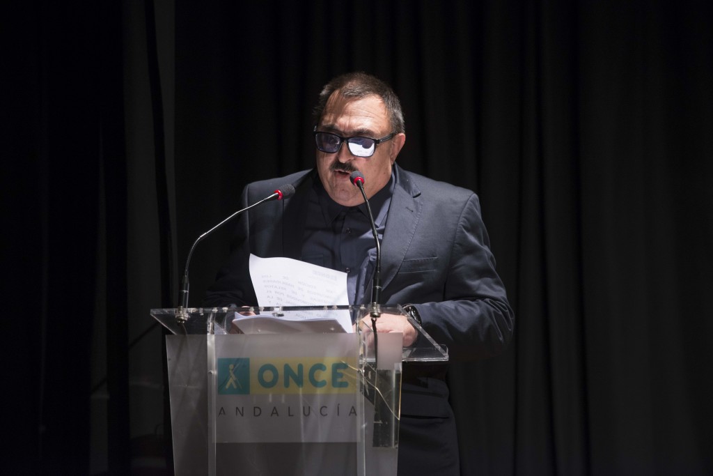 Diego Delgado, vicepresidente primero del Consejo Territorial de la ONCE en Andalucía, Ceuta y Melilla durante su intervención de moderador de jurado durante el acto de la entrega de premios del Concurso de Habilidades Artísticas y Relatos Cortos 