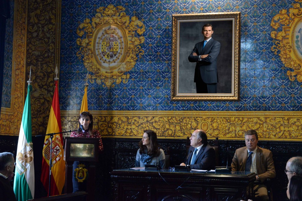 Concha de la Fuente, directora de la ONCE en Algeciras durante su intervención en el Manifiesto con motivo del Día Internacional contra la Violencia de Género en el Ayuntamiento 
