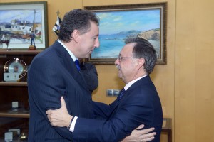 Cristóbal Martínez, delegado territorial de la ONCE en Andalucía, Ceuta y Melilla y Juan Jesús Vivas, presidente de Ceuta en la presidencia del Gobierno durante su visita a la ciudad autónoma