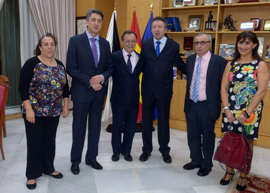 Rabea Mohamed, consejera de Asuntos Sociales, director de la ONCE en Cádiz, Alberto Ríos, el presidente de Ceuta, Juan Jesús Vivas, el delegado territorial de la ONCE en Andalucía, Cristóbal Martínez, el director de la ONCE en Ceuta, Enrique Guerrero y la directora de la ONCE en Algeciras,  Concha de la Fuente en la presidencia de Ceuta durante la visita del delegado a la ciudad autónoma