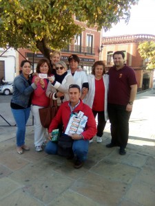 Foto grupal del vendedor del Extra del 11 del 11 de la ONCE, Francisco Santiago Bocero, junto con los afortunados en la Plaza Mayor de Bujalance (Córdoba)
