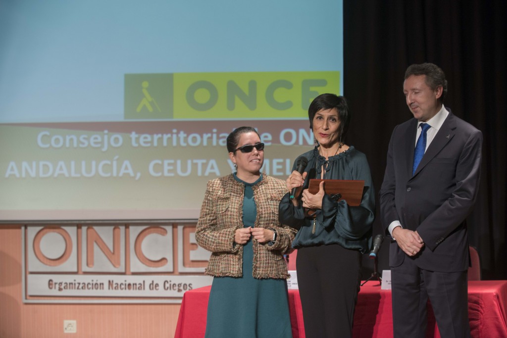 A la izquierda Isabel Viruet, presidenta del Consejo Territorial de la ONCE en Andalucía. A la derecha, Cristóbal Martínez, delegado territorial de la ONCE en Andalucía, entregan el galardón a Inés Torralba, ganadora del primer premio en el Concurso de Relatos Cortos
