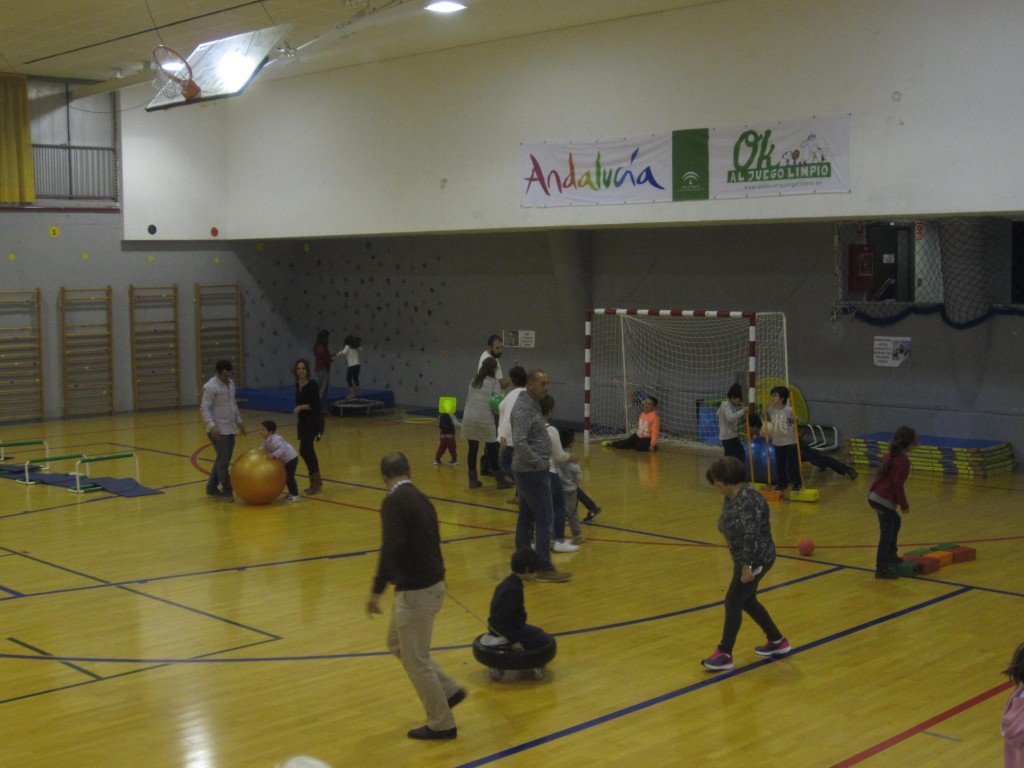 Taller deportivo de padres con alumnos en las jornadas familiares organizadas por el CRE de la ONCE. Se muestra una pista deportiva y los participantes del taller jugando