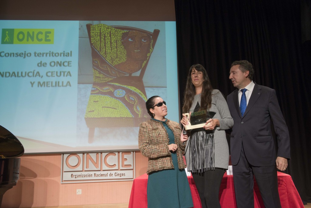 A la izquierda Isabel Viruet, presidenta del Consejo Territorial de la ONCE en Andalucía. A la derecha Cristóbal Martínez, delegado territorial de la ONCE en Andalucía, entregan el galardón a María Dolores Sánchez premio a la complejidad artística en el Concurso de Habilidades Artísticas
