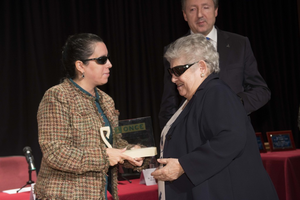 Isabel Viruet, presidenta del Consejo Territorial de la ONCE en Andalucía y Cristóbal Martínez, delegado territorial de la ONCE en Andalucía, entregan el galardón  a Teresa García, premio a la complejidad artística en el Concurso de Habilidades Artísticas