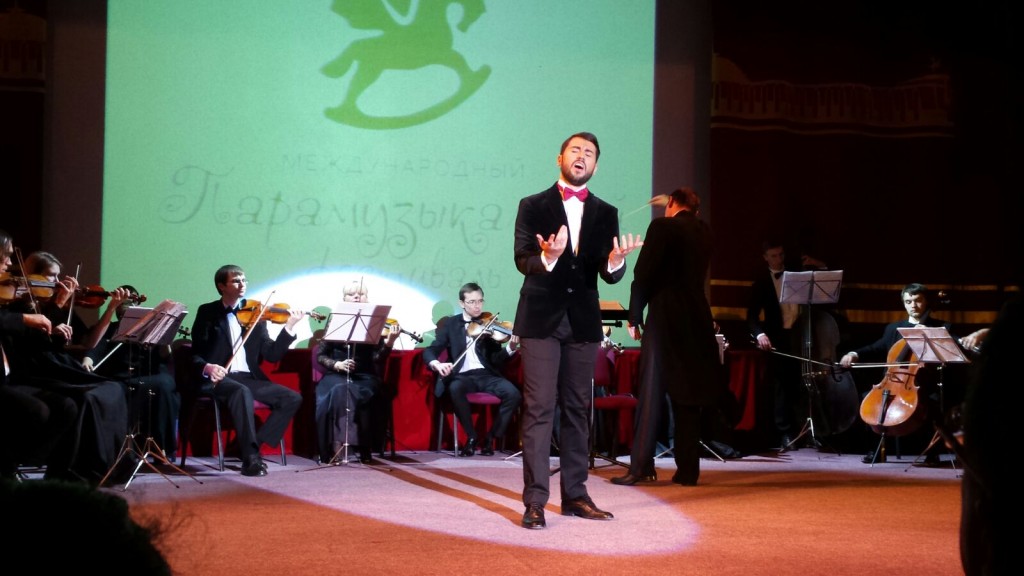 Primer plano de Álvaro Bernal durante su actuación en el Teatro de las Variedades de Moscú. Al fondo la orquesta que lo acompañó durante su actuación. 