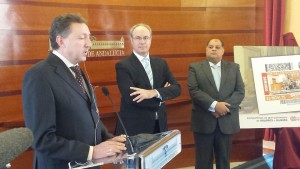 Cristóbal Martínez, delegado territorial de la ONCE en Andalucía, Juan Pablo Durán y Juan Reyes, director territorial de la Fundación Secretariado Gitano en Andalucía durante la presentación del Cupón dedicado al Día de los Gitanos Andaluces celebrado en el salón de plenos del Parlamento andaluz 