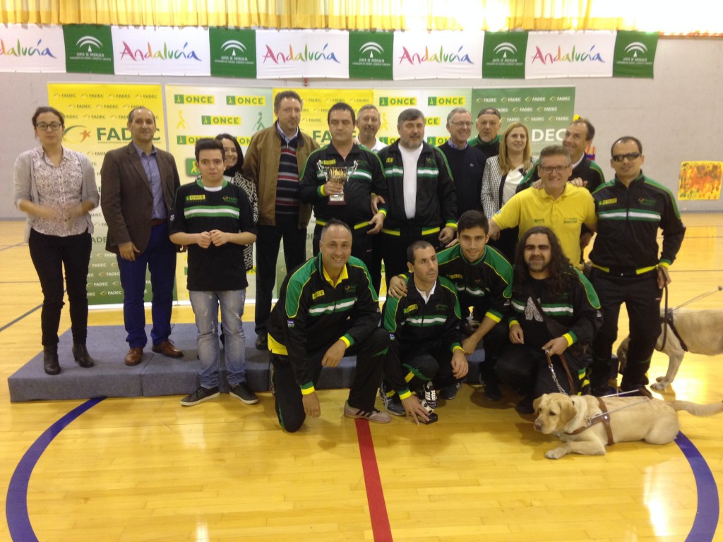 Foto grupal con los jugadores del equipo de Granada, ganador en categoría B2, árbitros y organizadores en la VII Copa Andaluza de fútbol para ciegos