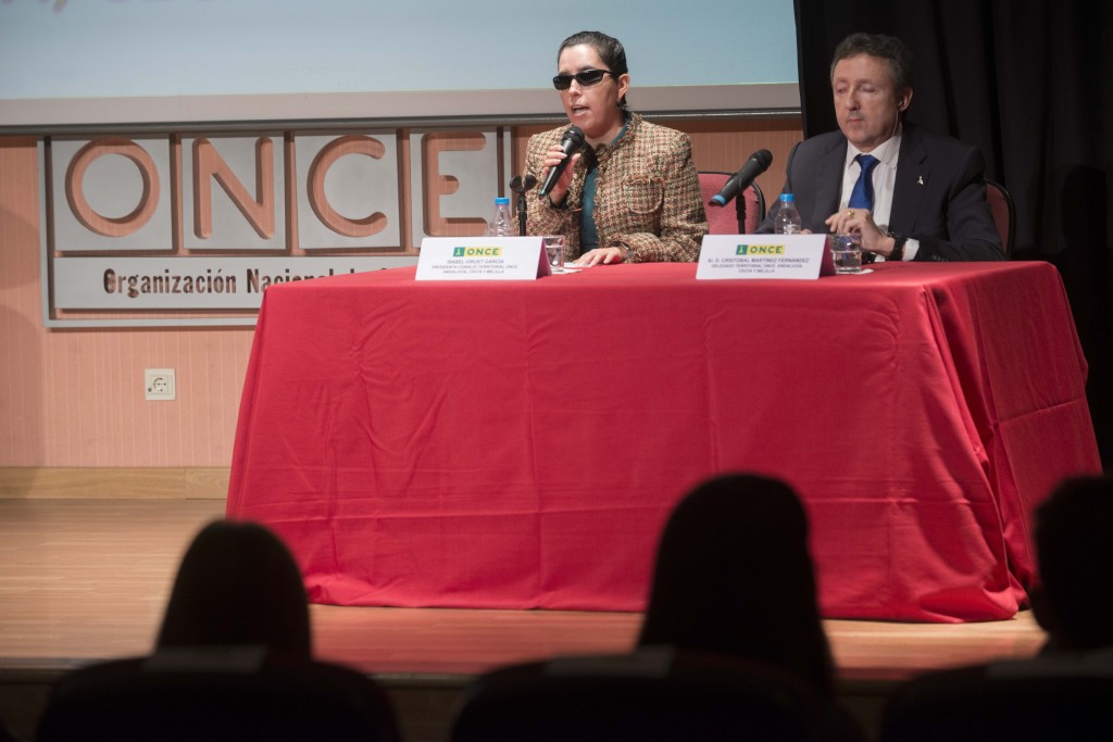 Isabel Viruet, presidenta del Consejo Territorial de la ONCE en Andalucía y Cristóbal Martínez, delegado territorial de la ONCE en Andalucía, miembros del jurado en la entrega de premios del Concurso de Habilidades Artísticas y Relatos Cortos. Aparecen en el escenario del salón de actos de la Delegación Territorial de Andalucía 