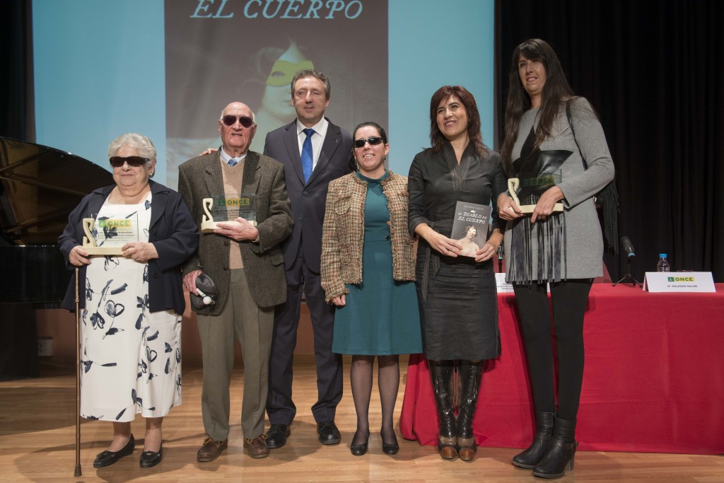 De izquierda a derecha, María Dolores, premio complejidad artística, José Ramón Olozaga, premio calidad artística, Cristóbal Martínez, delegado territorial de la ONCE en Andalucía, Isabel Viruet, presidenta del Consejo Territorial de la ONCE en Andalucía, Soledad Galán, escritora sevillana y Teresa García, premio a la originalidad artística con los galardones en la entrega de premio del Concurso de Habilidades Artísticas y Relatos Cortos