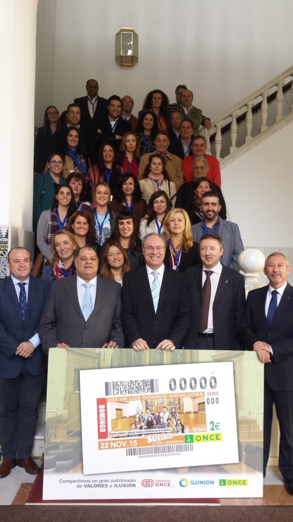 Foto grupal a las escaleras del Parlamento Andaluz en la presentación del cupón con motivo del Día de los Gitanos Andaluces en el Parlamento de Andalucía 