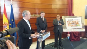 Juan Pablo Durán, presidente del Parlamento de Andalucía, Cristóbal Martínez, delegado territorial de la ONCE en Andalucía y Juan Reyes, director territorial de la Fundación Secretariado Gitano en Andalucía en el salón de plenos del Parlamento durante la presentación del cupón del Día de los Gitanos Andaluces 