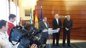 Juan Reyes, director territorial de la Fundación Secretariado Gitano en Andalucía, Juan Pablo Durán, presidente del Parlamento andaluz y Cristóbal Martínez, delegado territorial de la ONCE en Andalucía en el salón de plenos del Parlamento durante la presentación del cupón dedicado al Día de los Gitanos Andaluces