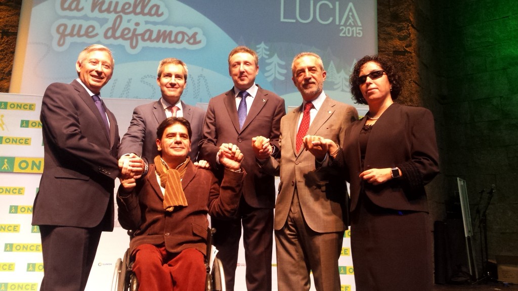 De izquierda a derecha, José Antonio Toledo, subdelegado de la Delegación Territorial de la ONCE en Andalucía, Alejandro Oñoro, consejero delegado de ILUNION, Gonzalo Rivas, director de Personas con Discapacidad de la Junta de Andalucía, Cristóbal Martínez, delegado territorial de la ONCE en Andalucía, José Manuel Flores, delegado de Bienestar Social y Empleo del Ayuntamiento de Sevilla e Isabel Viruet, presidenta del Consejo Territorial de la ONCE en Andalucía en el acto central de Santa Lucía. Se muestran en la fotografía cogido de manos