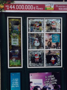 Kiosko decorado de Joaquín Mena, segundo premio del concurso. Situado en la Calle Muñoz León de Sevilla. 