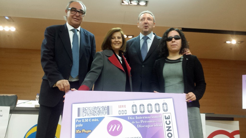 De izquierda a derecha, José Manuel Porras, presidente del CERMI-Andalucía, Mª José Sánchez Rubio, consejera de Igualdad y Políticas Sociales de la Junta de Andalucía, Cristóbal Martínez, delegado territorial de la ONCE en Andalucía, Ceuta y Melilla e Isabel Viruet, presidenta del Consejo Territorial de la ONCE en Andalucía, Ceuta y Melilla, sostienen el cupón dedicado al Día Internacional de las Personas con Discapacidad