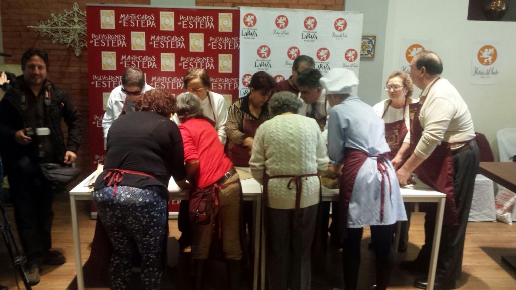 Primer plano de los afiliados participantes en el taller de mantecados durante la elaboración de los dulces