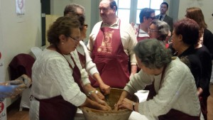 Se muestran los afiliados participantes en el taller de mantecados en la Hostería del Prado durante la elaboración de los mantecados