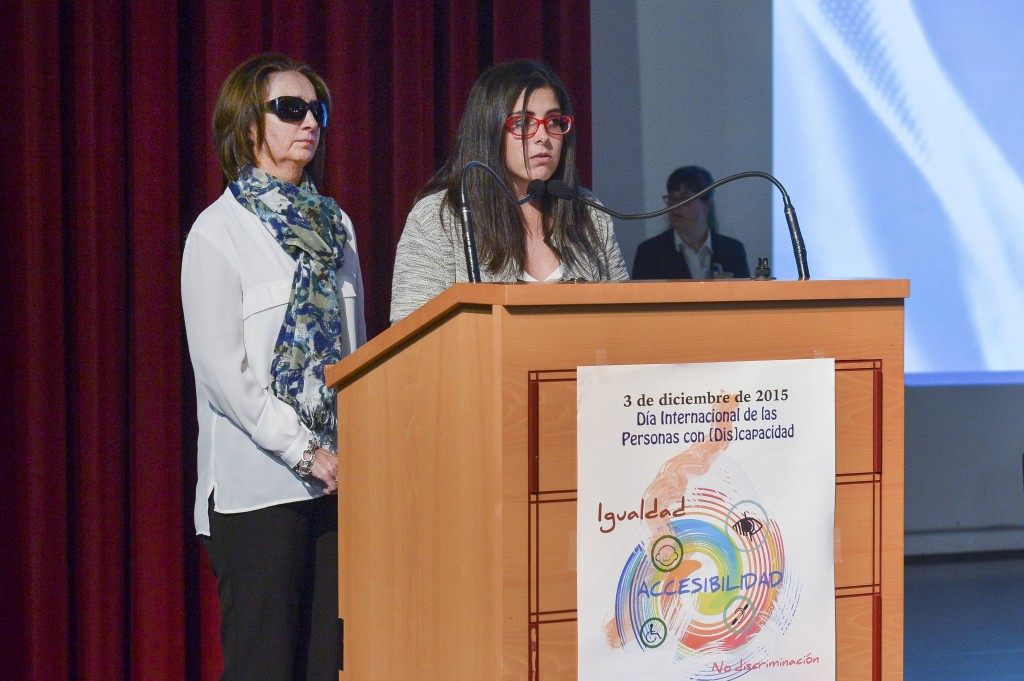 La periodista Clara Pazos, junto a su madre Loli Carmen Polo, dedica unas palabras de agradecimiento por la Mención Especial a título Póstumo a Ventura Pazos