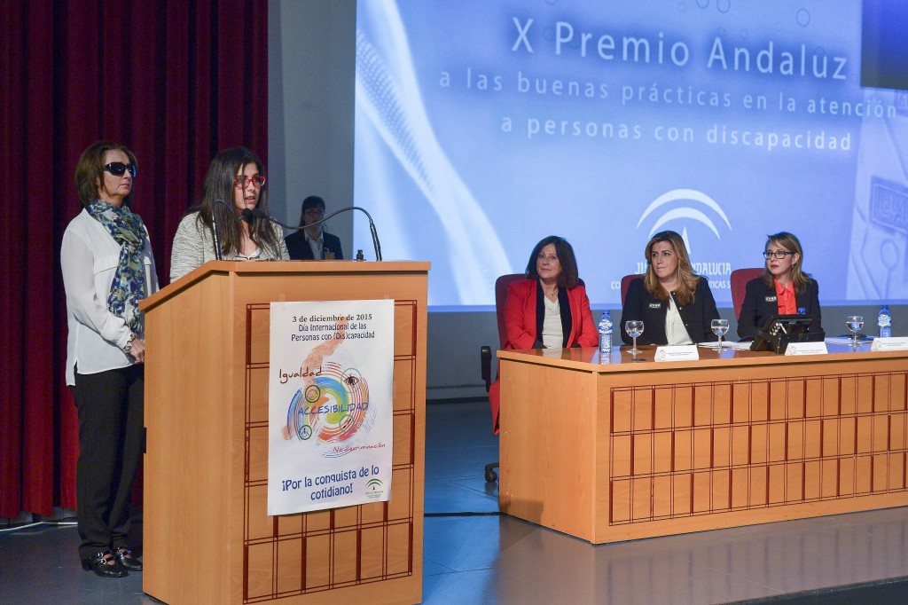 De izquierda a derecha, La periodista Clara Pazos, su madre, Loli Carmen Polo, María José Sánchez, la consejera de Igualdad y Políticas Sociales, Susana Díaz, la presidenta de la Junta de Andalucía y María del Mar Ramírez, decana de la Facultad de Comunicación de Sevilla. Se muestran en el escenario del Salón de Actos de la Facultad durante la entrega de premios a las Buenas Prácticas en la Atención a Personas con Discapacidad