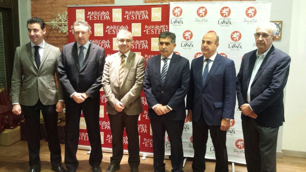 Foto familia de los organizadores del taller de mantecados celebrado en la Hostería del Prado