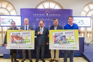 De izquierda a derecha, Rosa María Cano, alcaldesa de Mojácar, Juan Herrera, alcalde de Lucainena de las Torres, Pascual Gualda, director de la ONCE en Almería, Antonio Jesús Rodríguez, el diputado provincial de Cultura y Emmanuel Agüero, el concejal de Turismo de Mojácar durante la presentación de los cupones dedicados a Lucainena y Mojácar