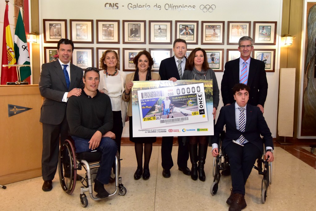 Acto de presentación del cupón dedicado al Club Náutico Sevilla. Aparece el delegado territorial de la ONCE en Andalucía, Cristóbal Martínez. acompañado de los participantes mostrando el cupón