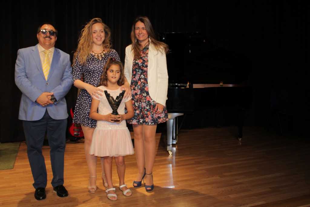 De izquierda a derecha, Diego Delgado, vicepresidente primero del Consejo Territorial de la ONCE en Andalucía, Coraluna, artista andaluza, Gemma Pozo, consejera del Consejo Territorial de la ONCE en Andalucía, y Laura Diepstraten, primer premio modalidad solista 2015 durante la entrega de premios de la gala