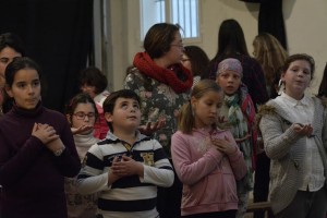 Los niños recogen sus manos puestas sobre su corazón.