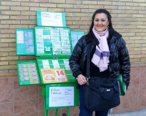 Primer plano de Francisca Castaño Baca, vendedora ONCE de La Paga en Dos Hermanas. Aparece en su punto de venta habitual de la localidad sevillana